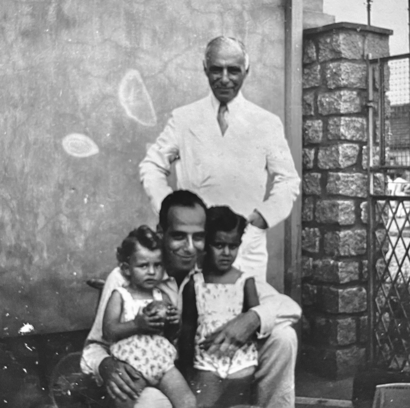 Moses Goldschmidt (stehend) mit seinem Sohn Wolfgang und den Kindern Érico und Renato Goldschmidt, São Paulo, 1940er Jahre. Privatarchiv Érico Goldschmidt und Fernando Goldschmidt, Porto Alegre / BR. Mit freundlicher Genehmigung